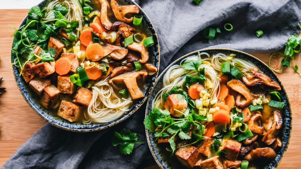 Platos con setas y hongos comestibles