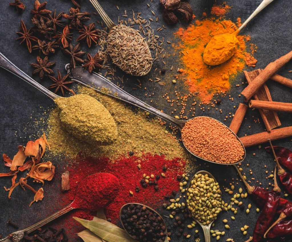 Las hierbas aromáticas aportan múltiples beneficios para la salud, gracias a su riqueza en nutrientes y compuestos bioactivos.