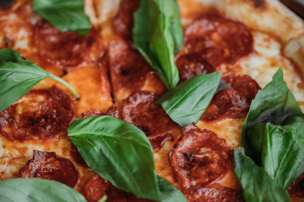 La cocina italiana es famosa por su riqueza de sabores y su uso abundante de hierbas aromáticas.