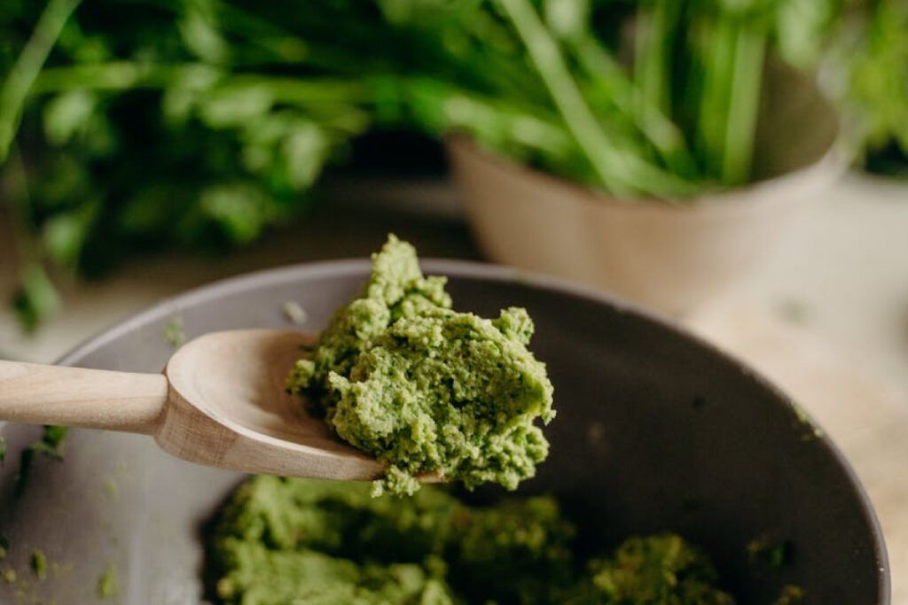 El pesto de albahaca es una salsa típica de la cocina italiana.