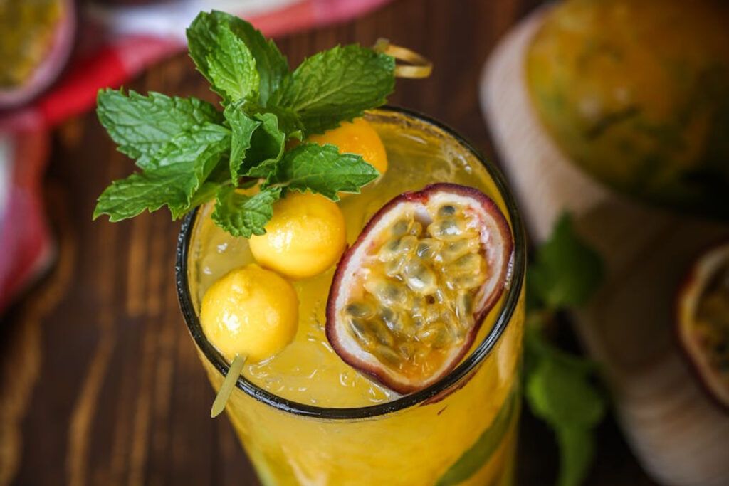 cocktail de fruta de la pasión o maracuyá
