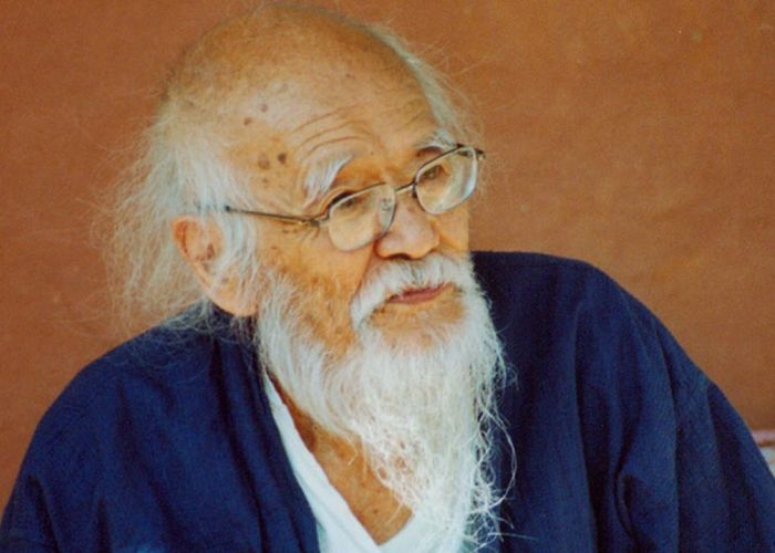 Masanobu Fukuoka fue un agricultor y filósofo japonés conocido por su enfoque innovador hacia la agricultura natural. Nacido en 1913, su trabajo desafiaba las prácticas agrícolas tradicionales y proponía una relación más armoniosa con el entorno.