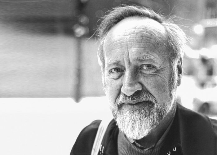 Bill Mollison fue un biólogo australiano conocido como el padre de la permacultura. Su trabajo ha marcado un hito en el diseño sostenible, promoviendo la integridad de los ecosistemas y el bienestar humano.