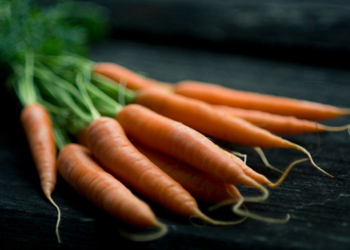 El cultivo de zanahorias es una actividad accesible y gratificante en el huerto. Esta hortaliza, rica en nutrientes, se cultiva a partir de semillas pequeñas que requieren cuidados específicos.
