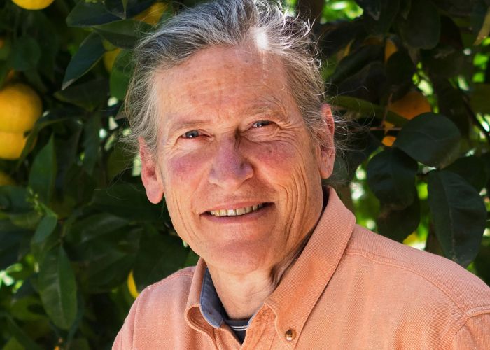 David Holmgren es uno de los cofundadores del movimiento de permacultura. Junto a Bill Mollison, ha desarrollado un enfoque integral que combina ecología y diseño sostenible.